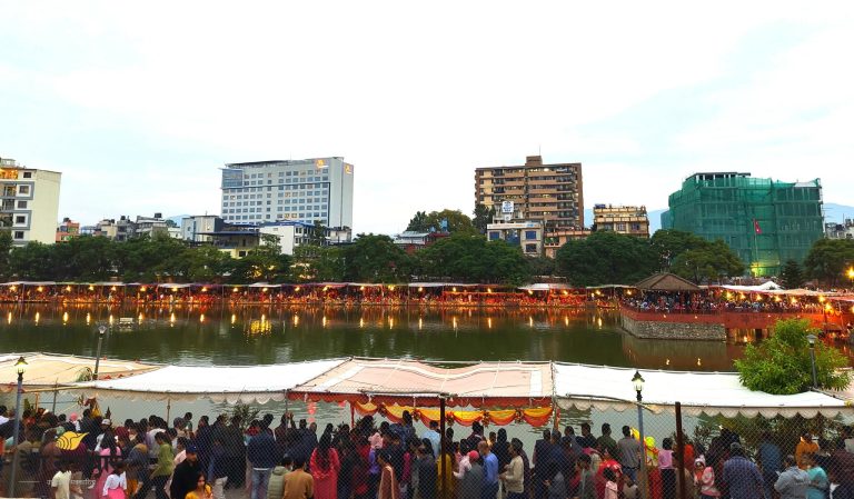 काठमाडौँमा पनि अस्ताउँदो सूर्यलाई अर्घ्य दिएर छठ मनाइयो (तस्बिरहरू)
