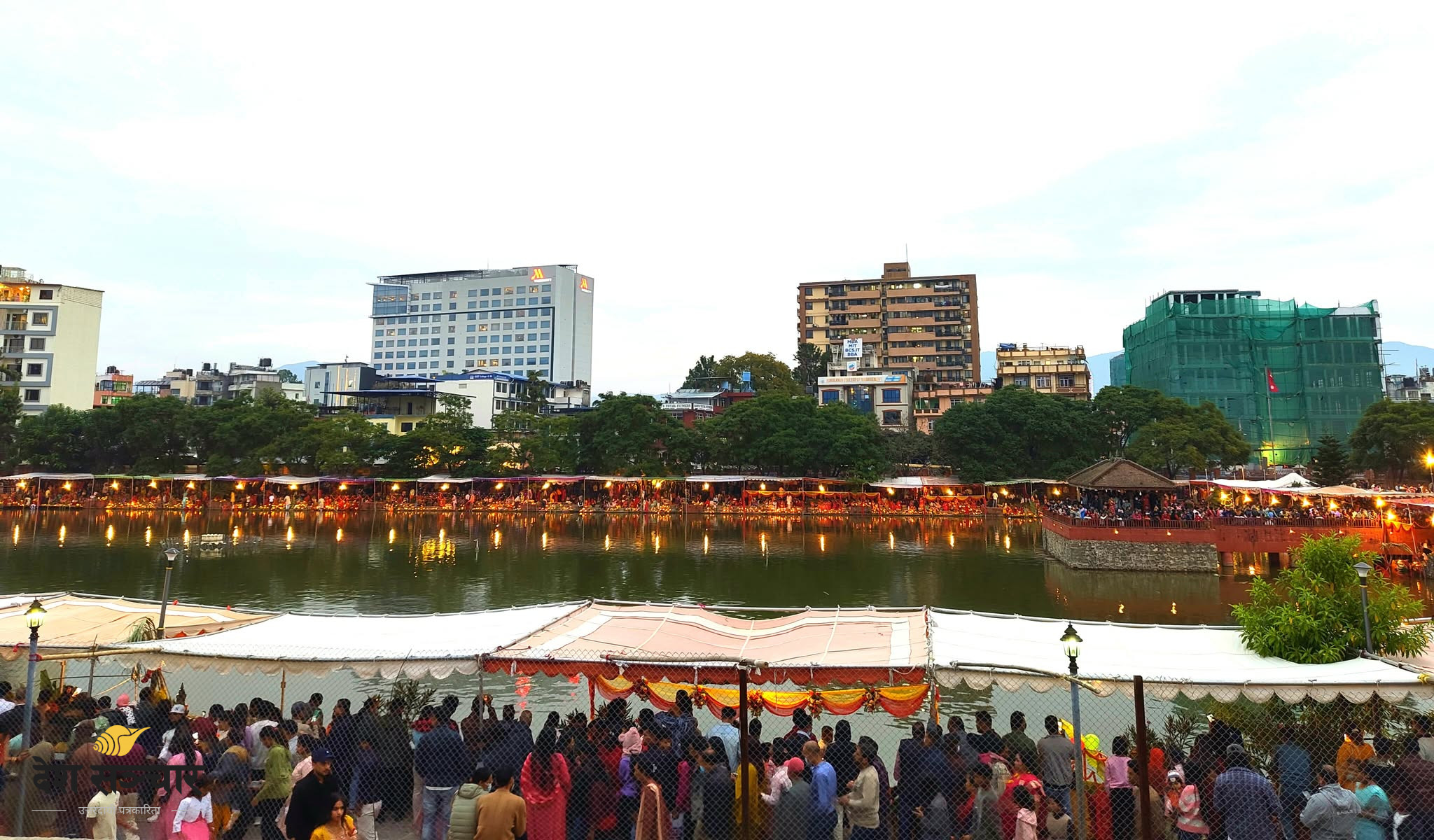 काठमाडौँमा पनि अस्ताउँदो सूर्यलाई अर्घ्य दिएर छठ मनाइयो (तस्बिरहरू)