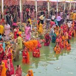 जनकपुरधाममा अस्ताउँदै गरेको सूर्यलाई अर्घ दिइयो, गृहमन्त्री पनि सहभागी (तस्बिरहरू)