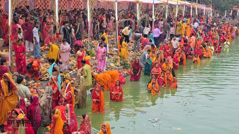 जनकपुरधाममा अस्ताउँदै गरेको सूर्यलाई अर्घ दिइयो, गृहमन्त्री पनि सहभागी (तस्बिरहरू)