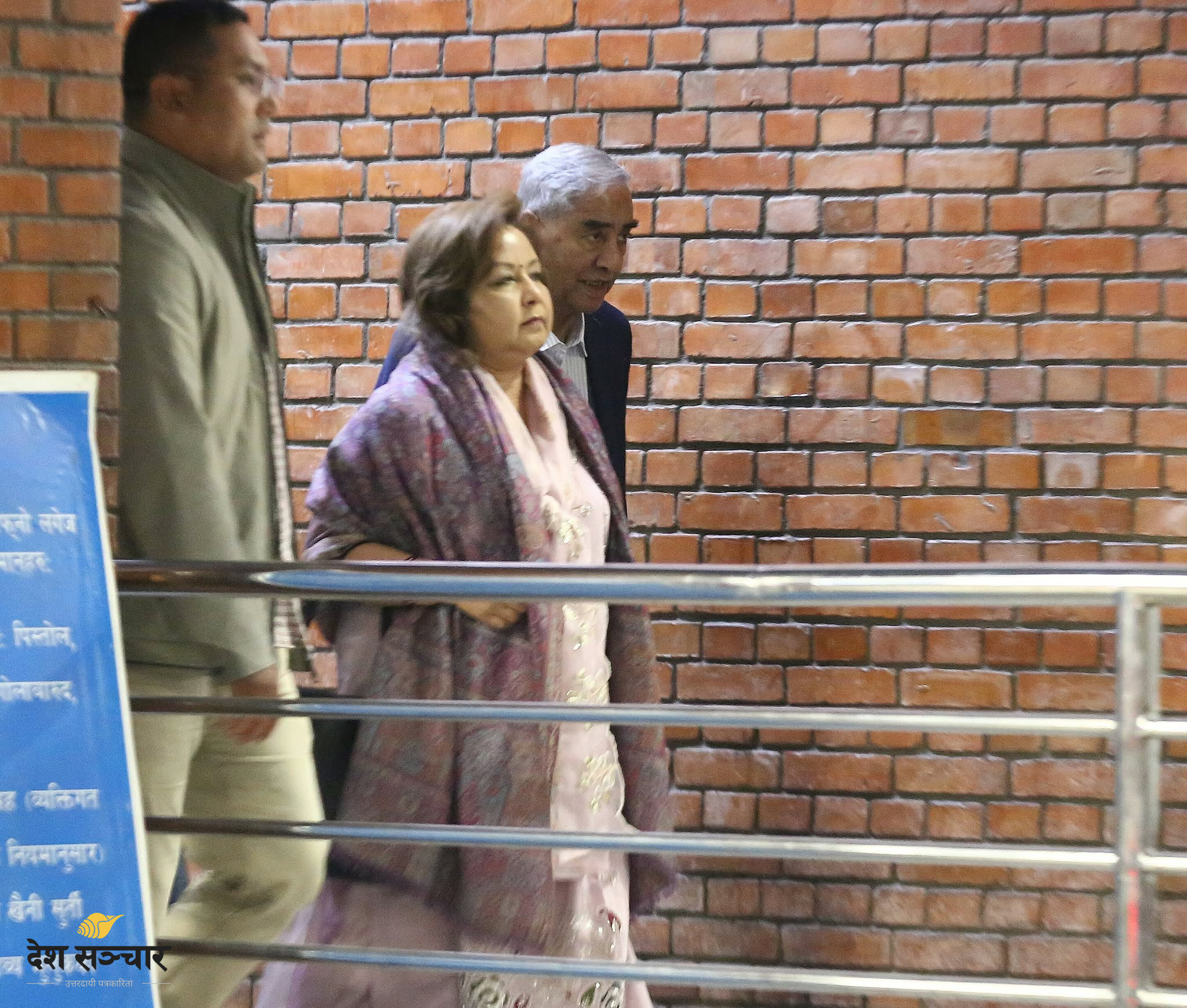 उपचारका लागि देउवा दम्पती सिंगापुरतर्फ, विमानस्थलमा लिएनन् भिआइपी सुविधा (तस्बिरहरू)