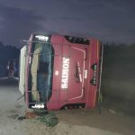 मन्थलीबाट काँकरभिट्टा गइरहेको रात्रिबस झापामा दुर्घटना, १९ जना घाइते