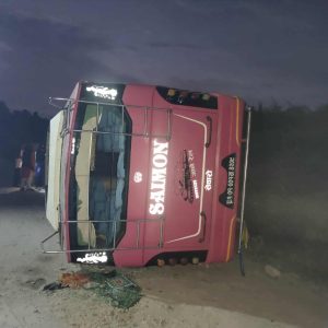 मन्थलीबाट काँकरभिट्टा गइरहेको रात्रिबस झापामा दुर्घटना, १९ जना घाइते