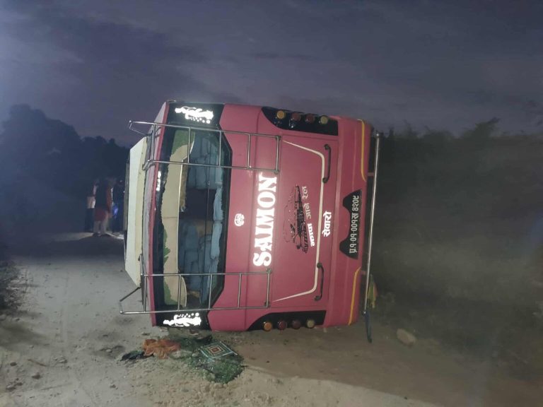 मन्थलीबाट काँकरभिट्टा गइरहेको रात्रिबस झापामा दुर्घटना, १९ जना घाइते