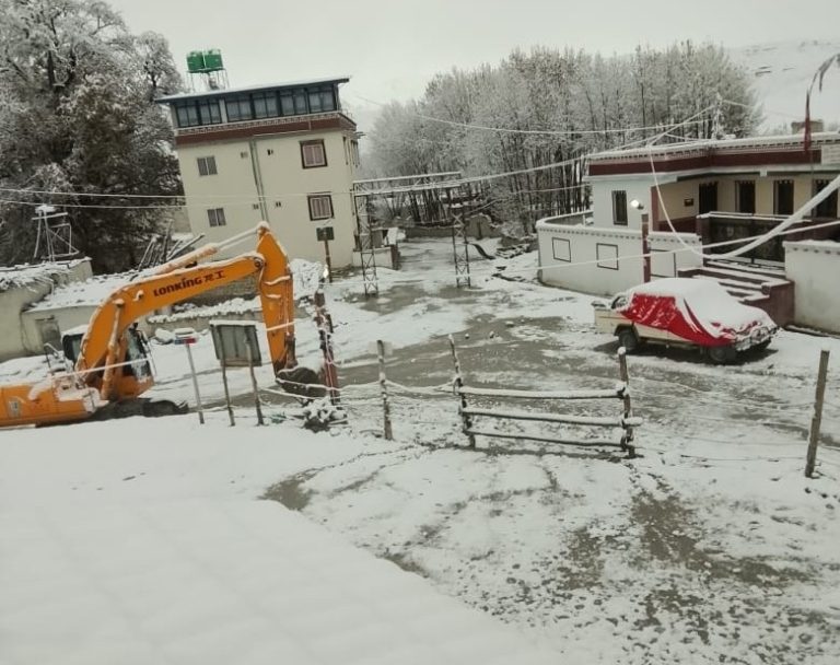 मुस्ताङमा भारी हिमपात, सवारी आवागमनमा समस्या