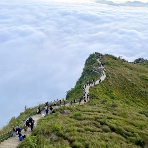 पर्यटक भन्छन्ः ‘मानुङकोटको सुन्दरताले लोभ्यायो’